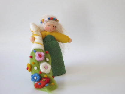 Frühlings-Blumenkind mit farbenreicher Filzblumenwiese, grünem Kleid und blondem Haar für den Waldorf-Jahreszeitentisch
