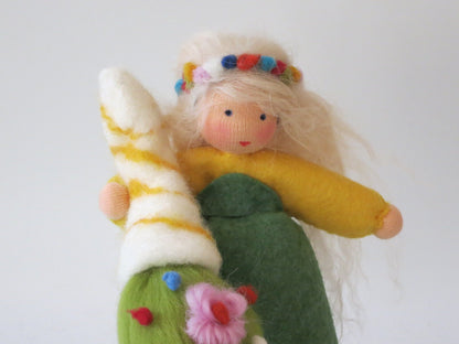 Porträt der Frühlingsfigur mit blondem Wollhaar, buntem Blumenkranz und grün-gelbem Filzgewand