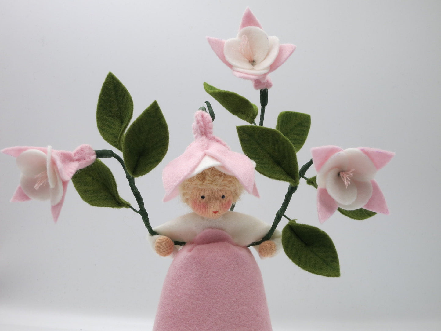 Querformat-Ansicht des rosafarbenen handgefertigten Blumenkinds mit Fuchsienblüten