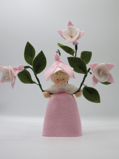 Rosafarbenes handgefertigtes Blumenkind mit Fuchsienblüten und grünen Filzblättern