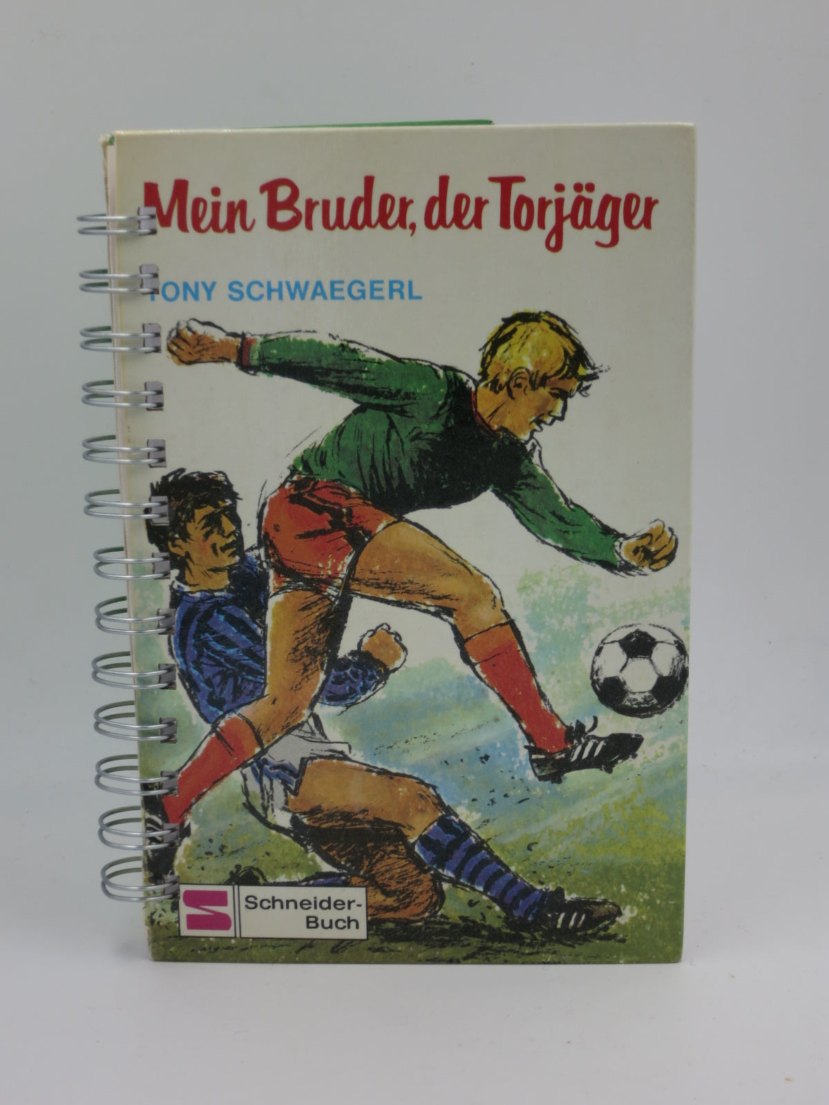 Fußball-Notizbuch NB8 aus dem Jugendbuch Mein Bruder, der Torjäger von Tony Schwaegerl: Cover mit zwei Fußballspielern und Ball, Blanko-Notizbuch mit Ringbindung