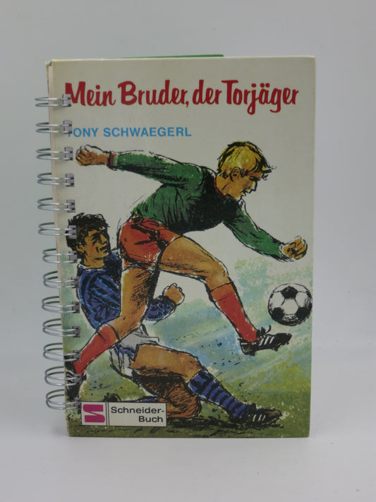Fußball-Notizbuch NB8 aus dem Jugendbuch Mein Bruder, der Torjäger von Tony Schwaegerl: Cover mit zwei Fußballspielern und Ball, Blanko-Notizbuch mit Ringbindung