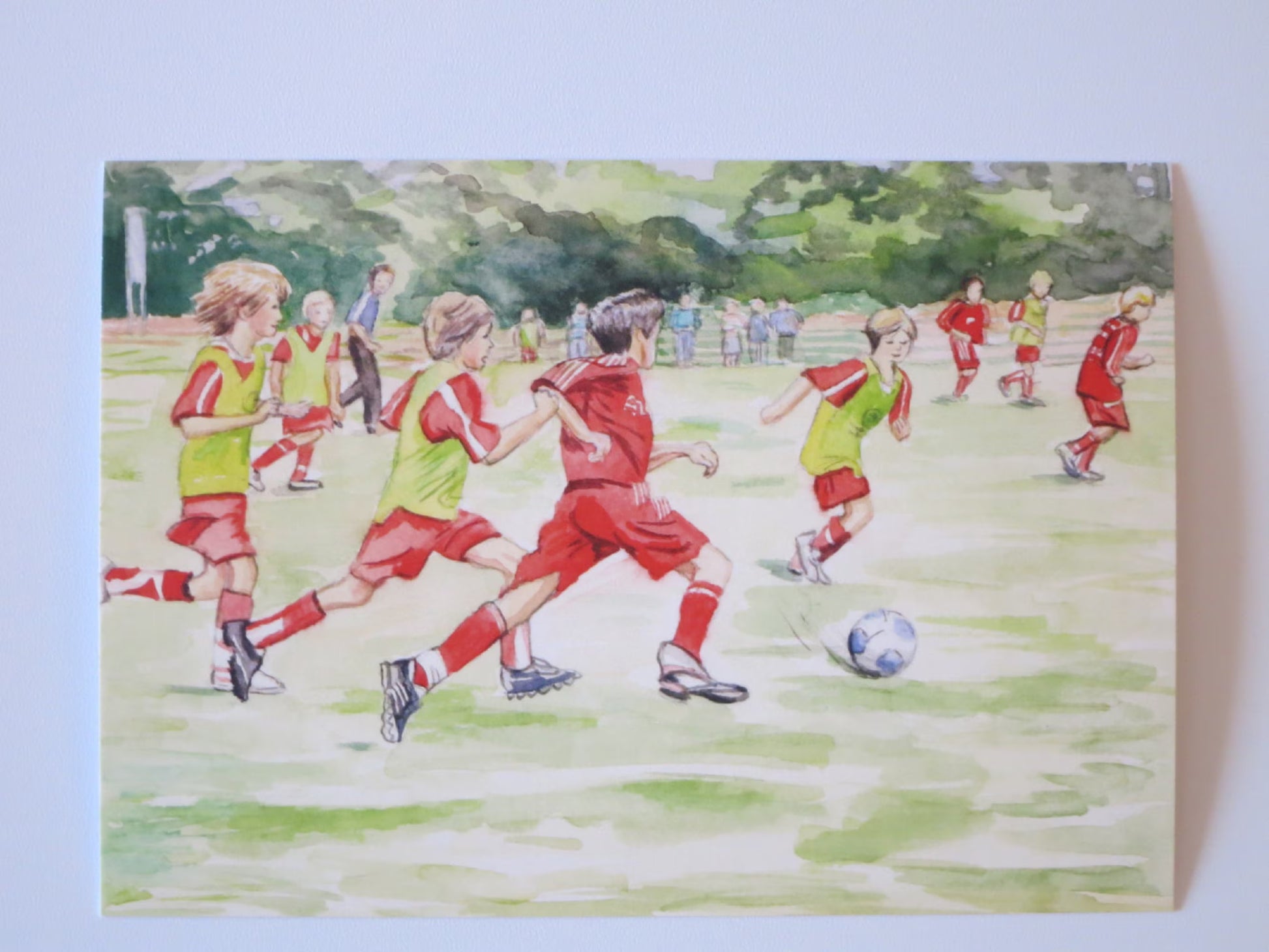 Waldorf Postkarte Fußball von Anne C. Wenzel: Aquarell mit Kindern beim Fußballspiel auf einer Wiese