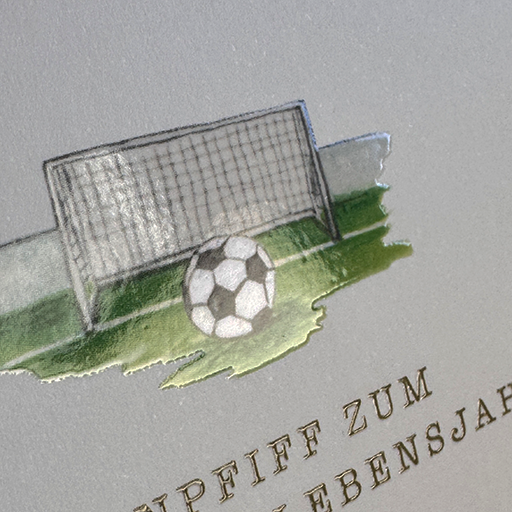 Detailansicht der Goldfolienprägung auf Fußballtor und Ball der Geburtstagskarte Anpfiff zum nächsten Lebensjahr PKGR45