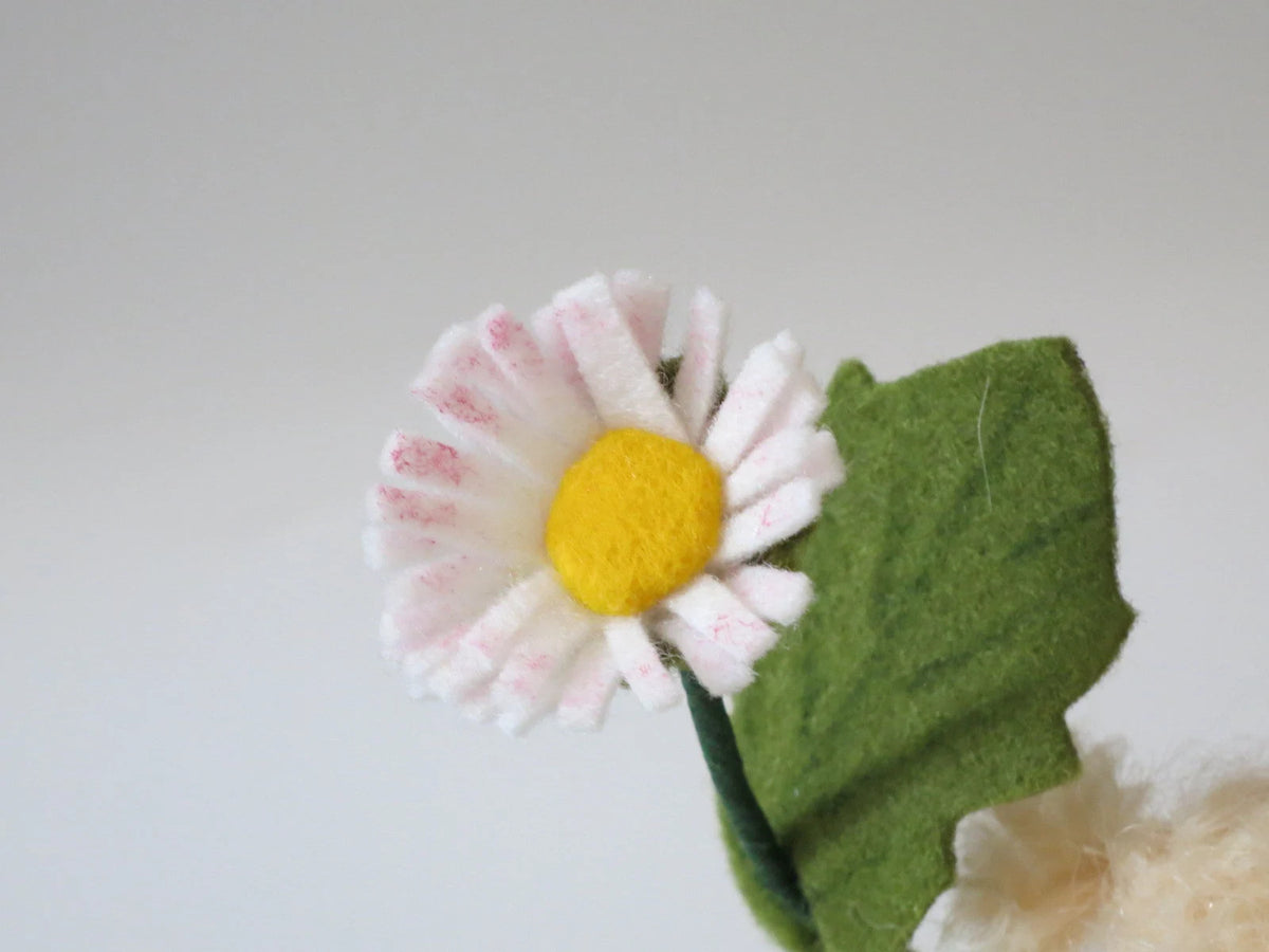Detailansicht der weiß-rosa Gänseblümchenblüte aus Filz mit gelber Blütenmitte