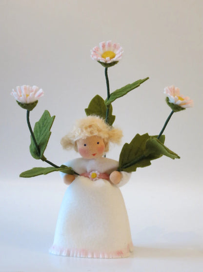 Gänseblümchen-Blumenkind mit ausgebreiteten Blütenzweigen, Ganzkörperansicht