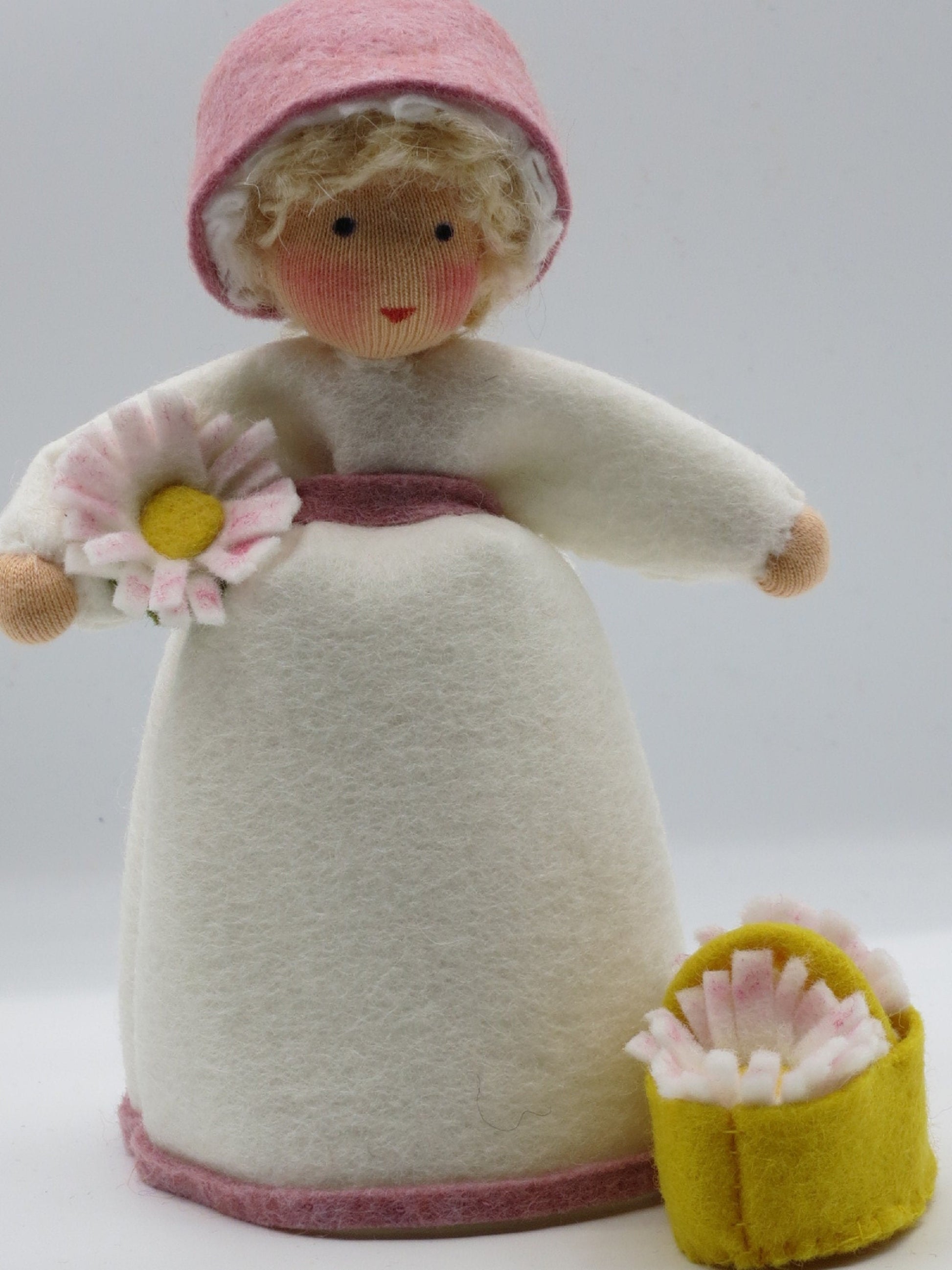 Detailaufnahme des Gesichts vom Gänseblümchen-Waldorf-Blumenkind