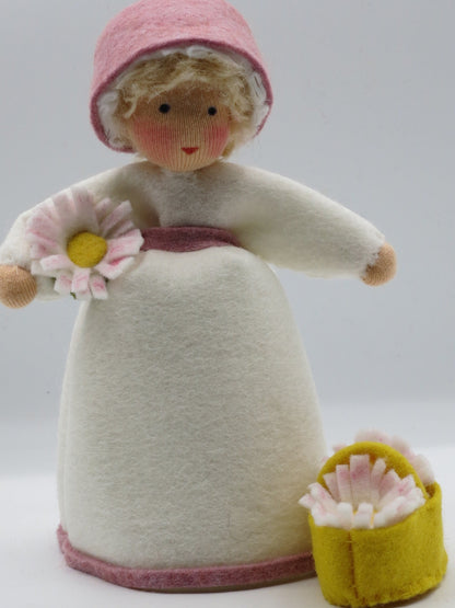 Detailaufnahme des Gesichts vom Gänseblümchen-Waldorf-Blumenkind