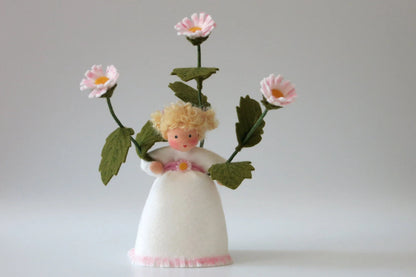 Gänseblümchen-Blumenkind in weißem Filzkleid mit drei rosa-weißen Blüten