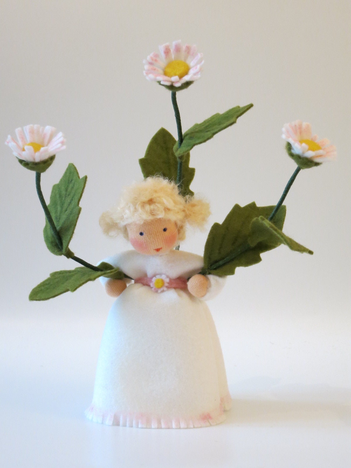 Gänseblümchen Blumenkind aus Wollfilz für den Waldorf Jahreszeitentisch mit drei weiß-rosa Blüten