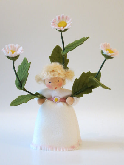 Gänseblümchen Blumenkind aus Wollfilz für den Waldorf Jahreszeitentisch mit drei weiß-rosa Blüten