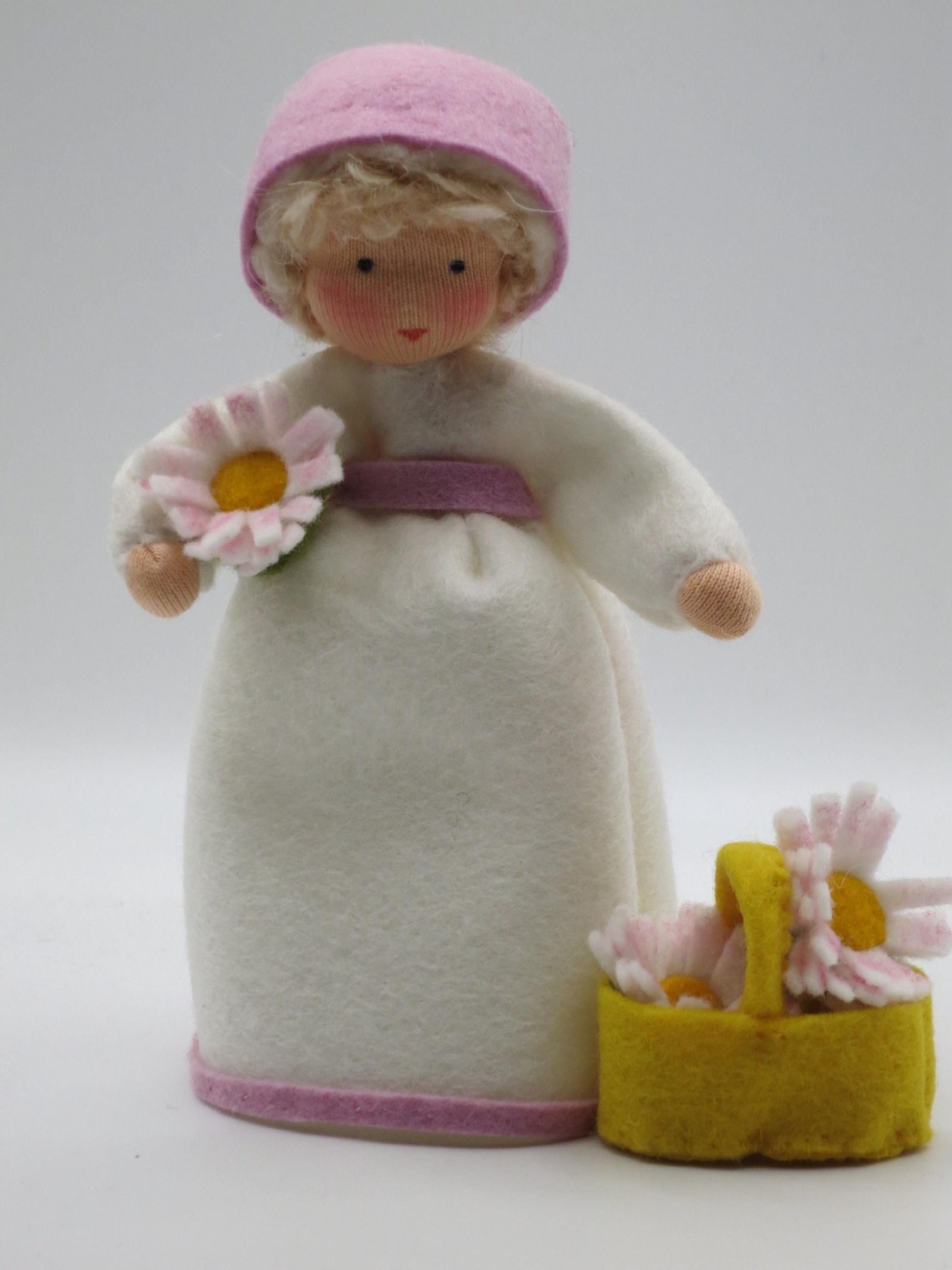Gänseblümchen Waldorf-Blumenkind mit rosa-weißer Blüte und gelbem Filzkörbchen voller Blüten