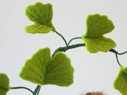 Detailansicht der fächerförmigen Ginkgoblätter aus Wollfilz am handgefertigten Blumenkind.