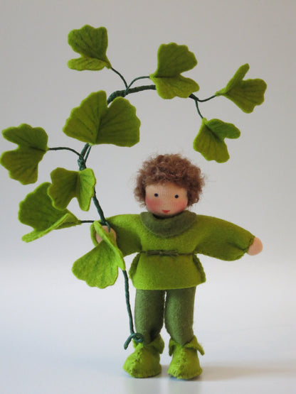 Handgefertigtes Ginkgo-Blumenkind aus Wollfilz mit großen fächerförmigen Ginkgoblättern in Gesamtansicht.