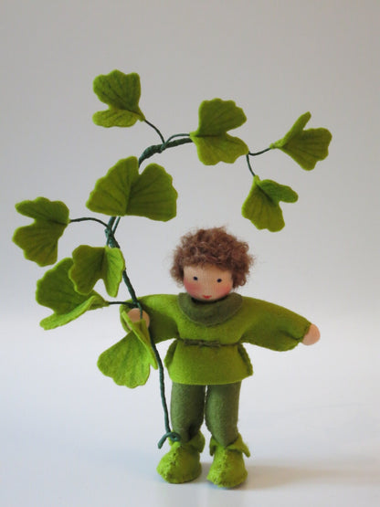 Handgefertigtes Ginkgo-Blumenkind aus Wollfilz mit Ginkgozweig als Sommer- oder Herbstdekoration für den Jahreszeitentisch.