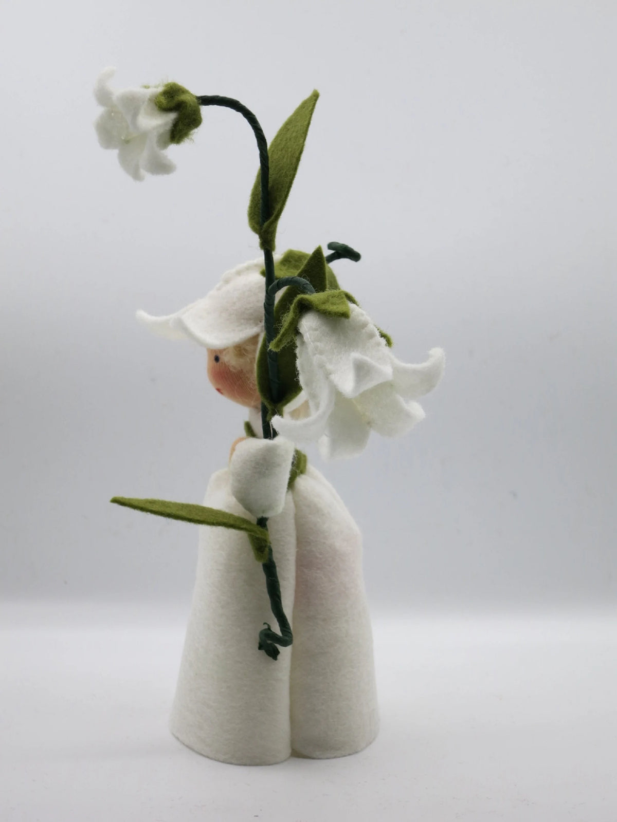 Rückansicht des Glockenblume-Blumenkinds mit weißer Blütenhaube für den Waldorf Jahreszeitentisch