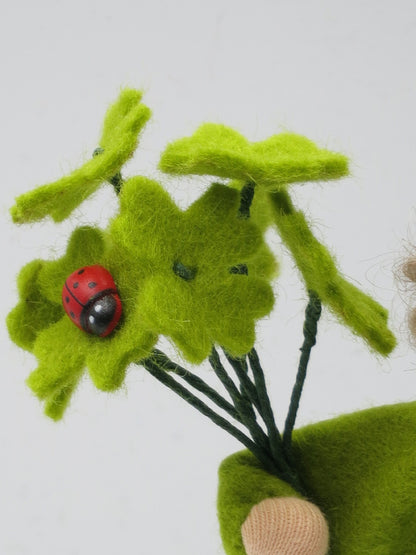 Detailaufnahme des Kleeblatts mit Marienkäfer am Glückszwerg Blumenkind, Waldorf Jahreszeitentisch