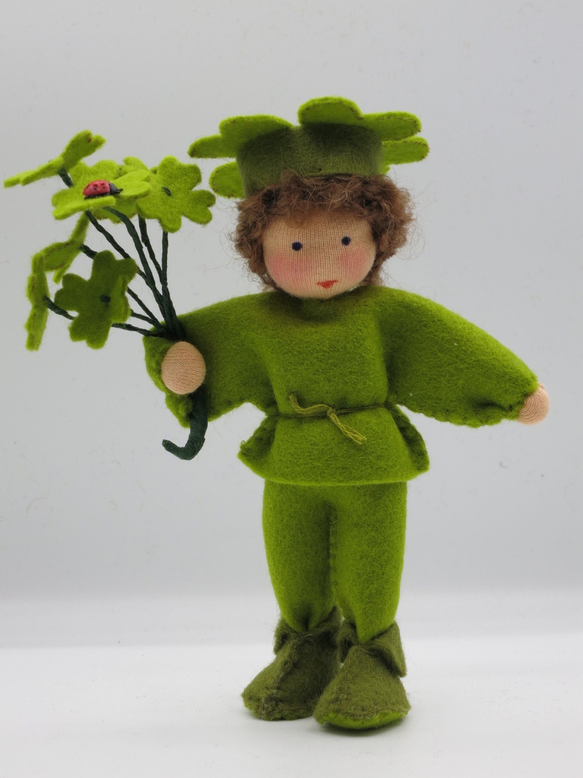 Glücksklee-Junge mit Kleeblatt-Strauß, Marienkäfer und kleeblattförmiger Mütze – Waldorf-Blumenkind Glücksbringer für den Jahreszeitentisch, Art. WI56