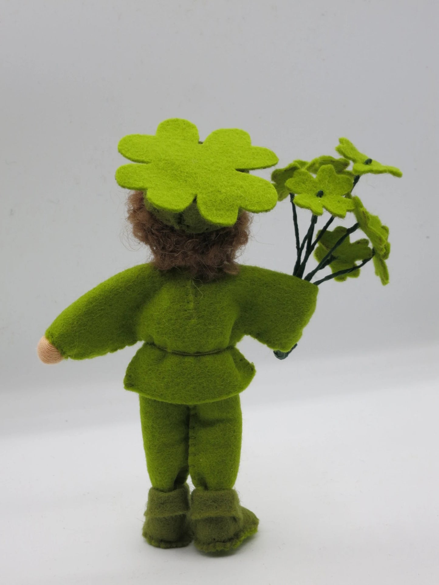 Glücksklee-Junge Blumenkind, Rückansicht mit Kleeblatt-Strauß – Waldorf Jahreszeitentisch, Art. WI56