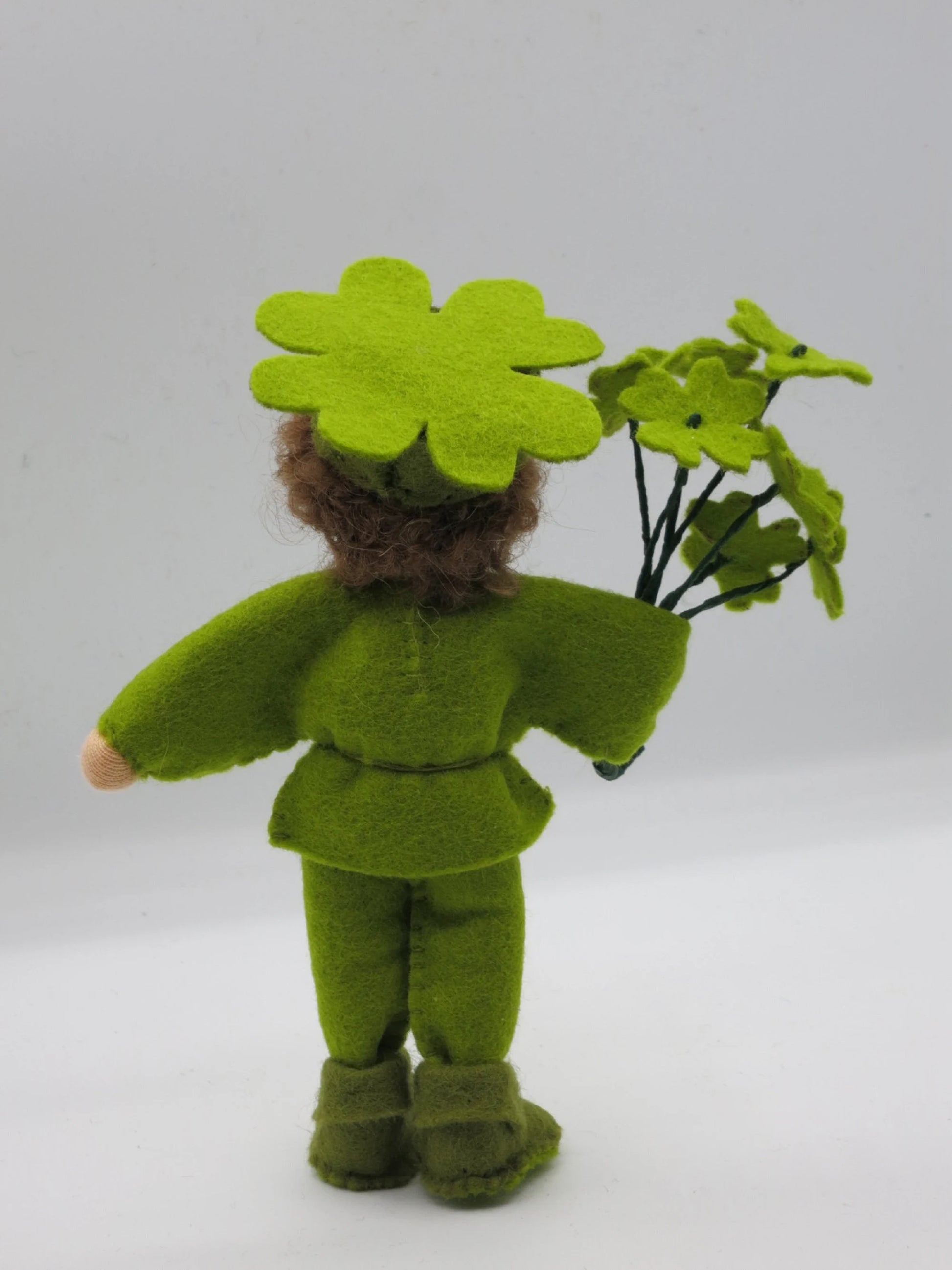 Glücksklee-Junge Blumenkind, Rückansicht mit Kleeblatt-Strauß – Waldorf Jahreszeitentisch, Art. WI56