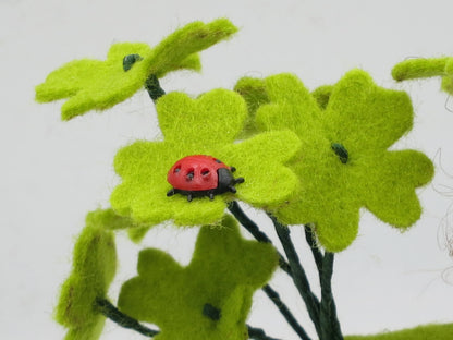 Nahaufnahme gefilzter Kleeblätter mit Marienkäfer – Detail vom Glücksklee-Junge Blumenkind, Art. WI56