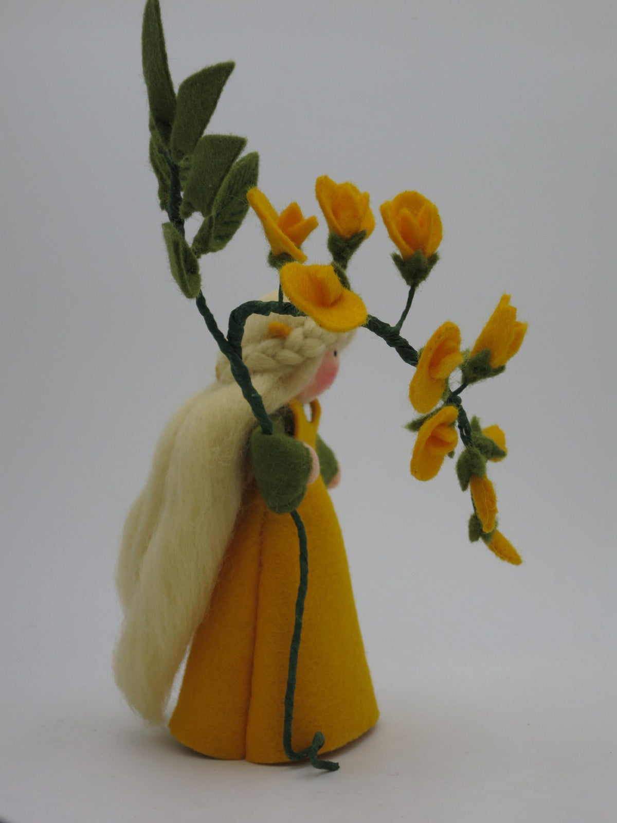 Goldregen-Blumenkind Ganzkörperansicht mit gelbem Kleid und Blütenzweig für den Waldorf Jahreszeitentisch