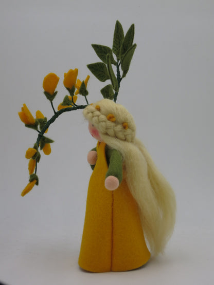 Goldregen-Blumenkind von hinten mit langem blondem Wollhaar und gelber Blütentraube