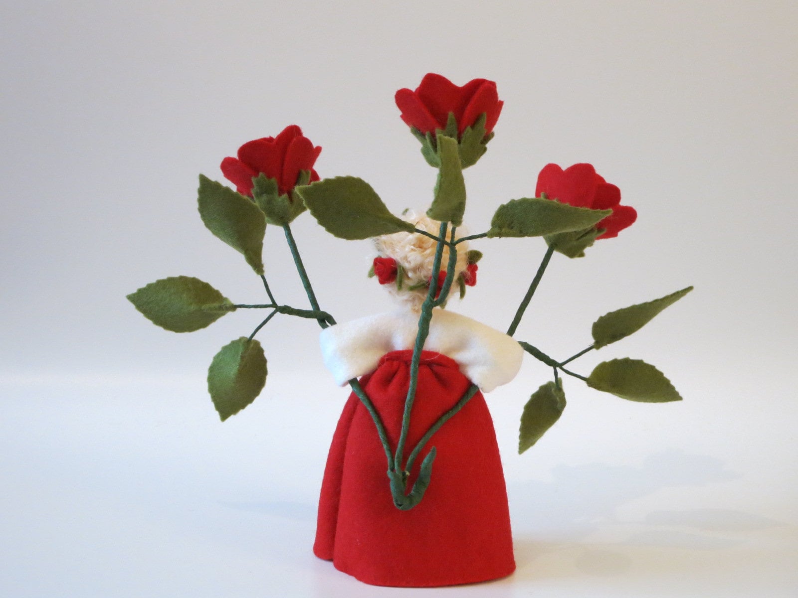 Detailansicht einer vollen roten Rosenblüte aus Filz