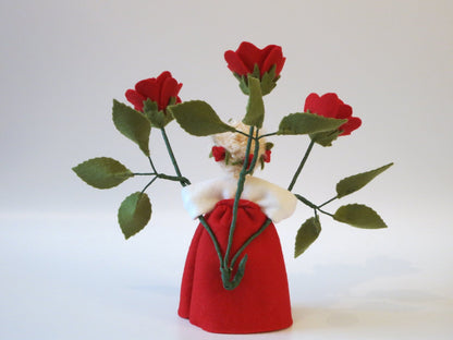 Detailansicht einer vollen roten Rosenblüte aus Filz