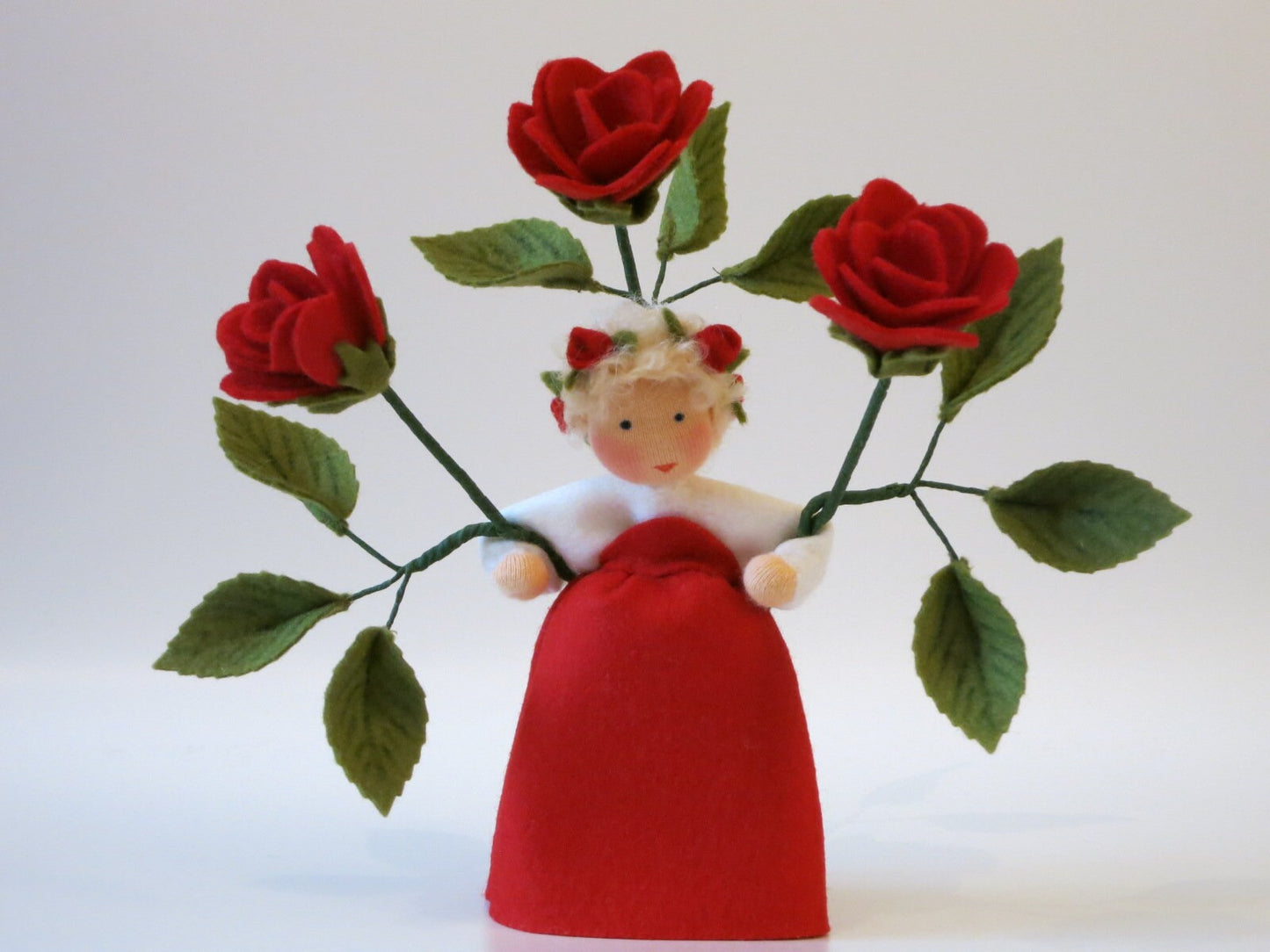 Nahaufnahme des Gesichts vom Große-Rose-Blumenkind mit Rosenknospen-Kranz im Haar