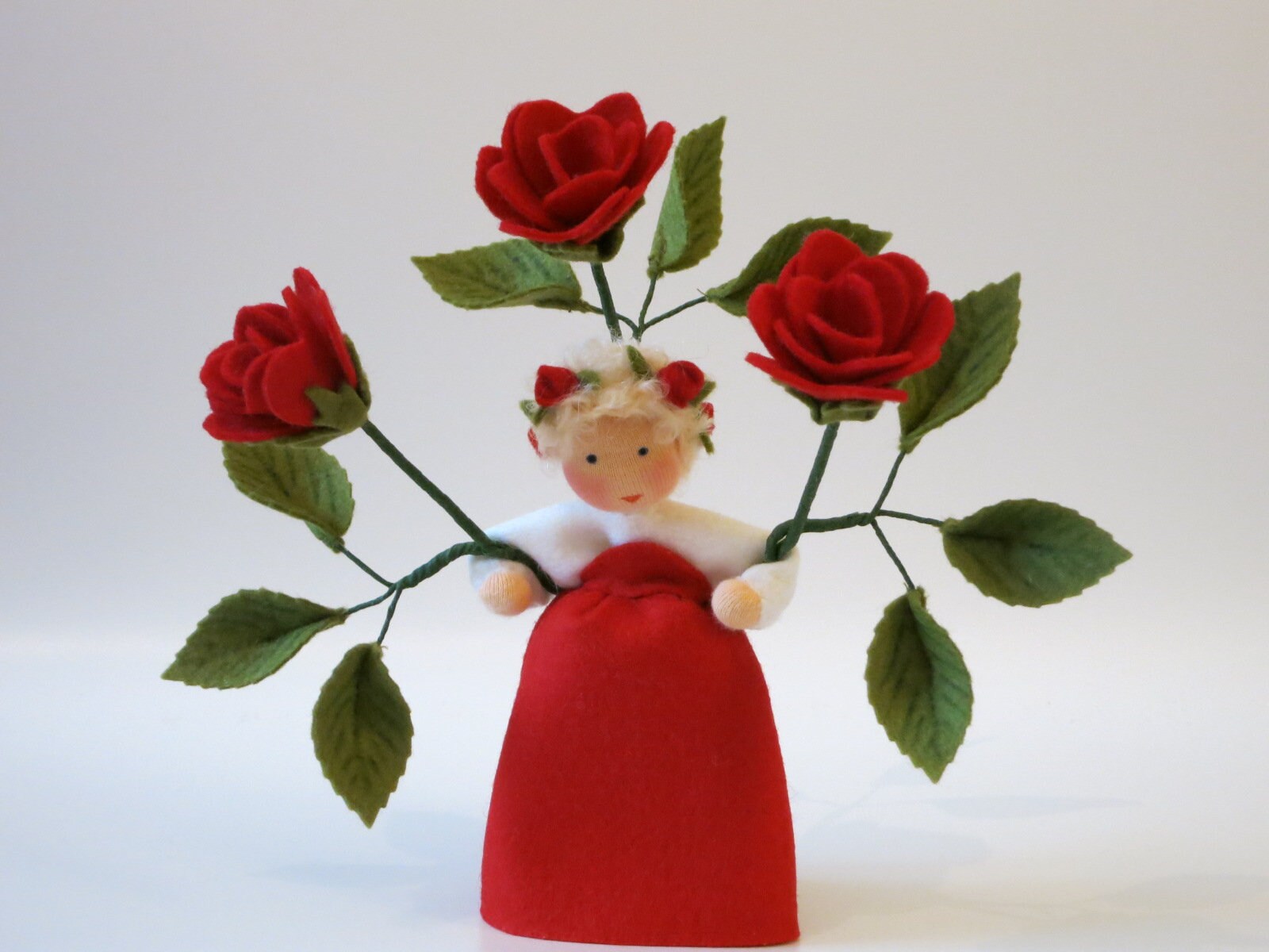 Große Rose Waldorf-Blumenkind aus Wollfilz mit drei vollen roten Rosenblüten