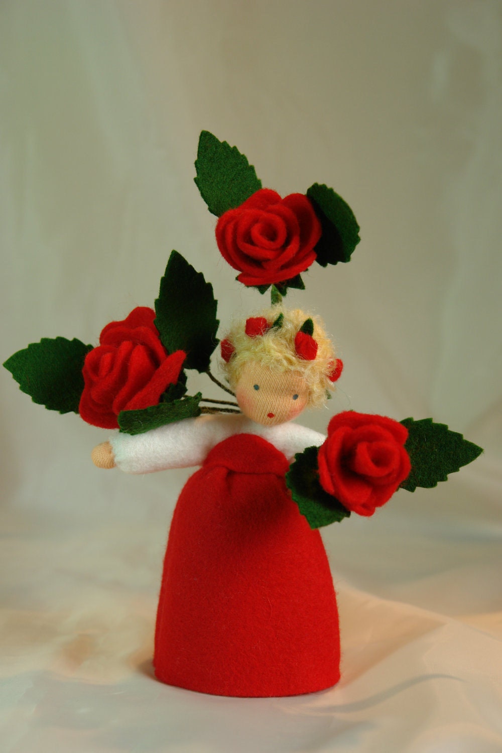 Große Rose Waldorf-Blumenkind für den Sommer-Jahreszeitentisch
