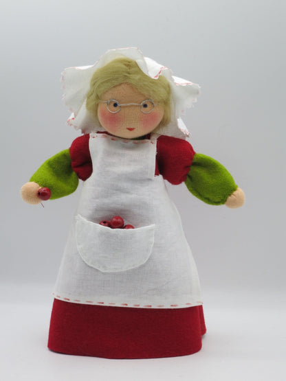 Hänschen Waldorf-Figur im gestreiften Hemd mit zwei Weidenkörbchen