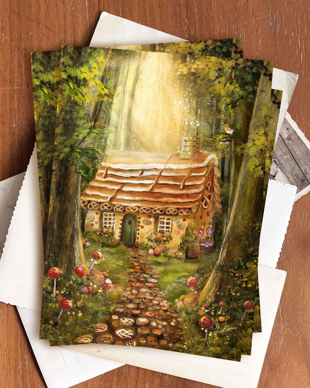 Postkarte „Hänsel und Gretel“ von Iris Esther: Lebkuchenhaus im sonnigen Wald mit geschichtetem Dach aus Pfannkuchen und Zuckerguss, Brezeln unter dem Dachrand, grüner Tür mit Herz, Lutschern im Gras, einem Weg aus Keksen und einem Rotkehlchen im Baum