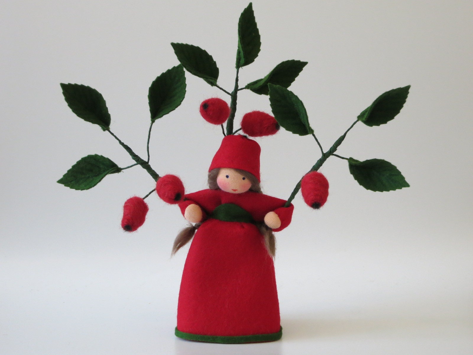 Hagebutte Blumenkind aus Wollfilz mit zwei Zweigen roter Hagebuttenfruechte, Waldorf-Jahreszeitentisch, Art. HE22