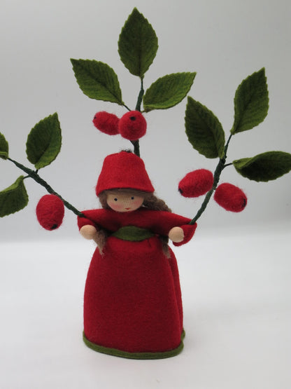 Hagebutte Blumenkind aus Wollfilz, Frontalansicht mit zwei Fruchtzweigen, Waldorf-Jahreszeitentisch, Art. HE22
