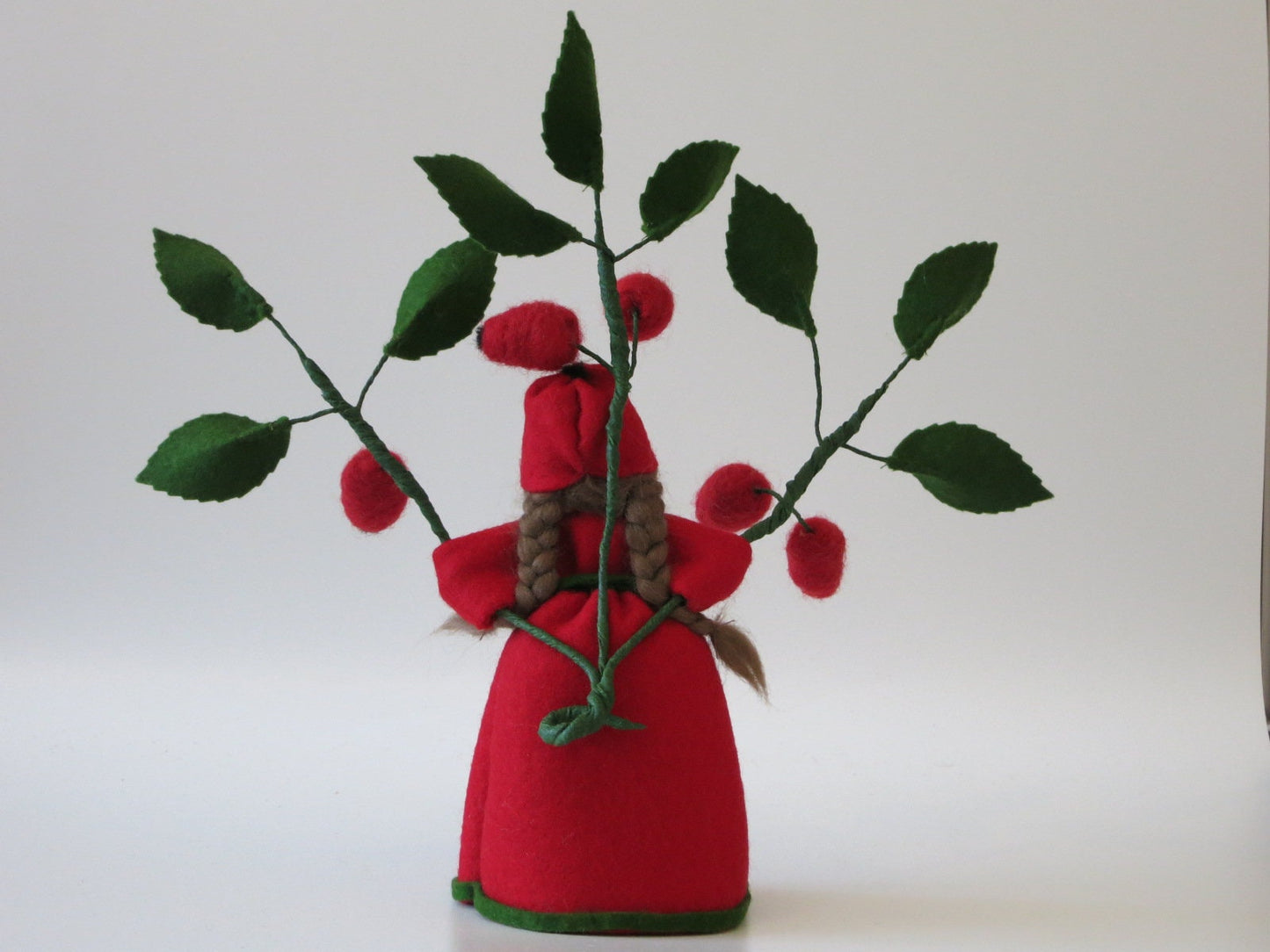 Hagebutte Blumenkind aus Wollfilz, Rueckansicht mit geflochtenen Zoepfen und Hagebuttenzweigen, Waldorf-Jahreszeitentisch, Art. HE22