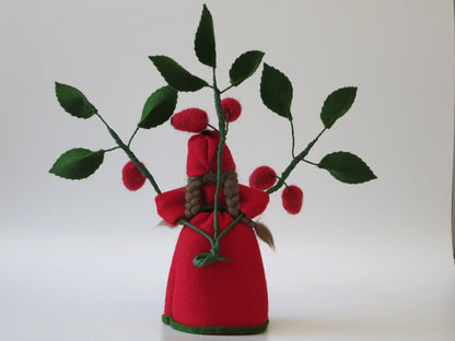 Hagebutte Blumenkind aus Wollfilz, Rueckansicht mit geflochtenen Zoepfen und Hagebuttenzweigen, Waldorf-Jahreszeitentisch, Art. HE22