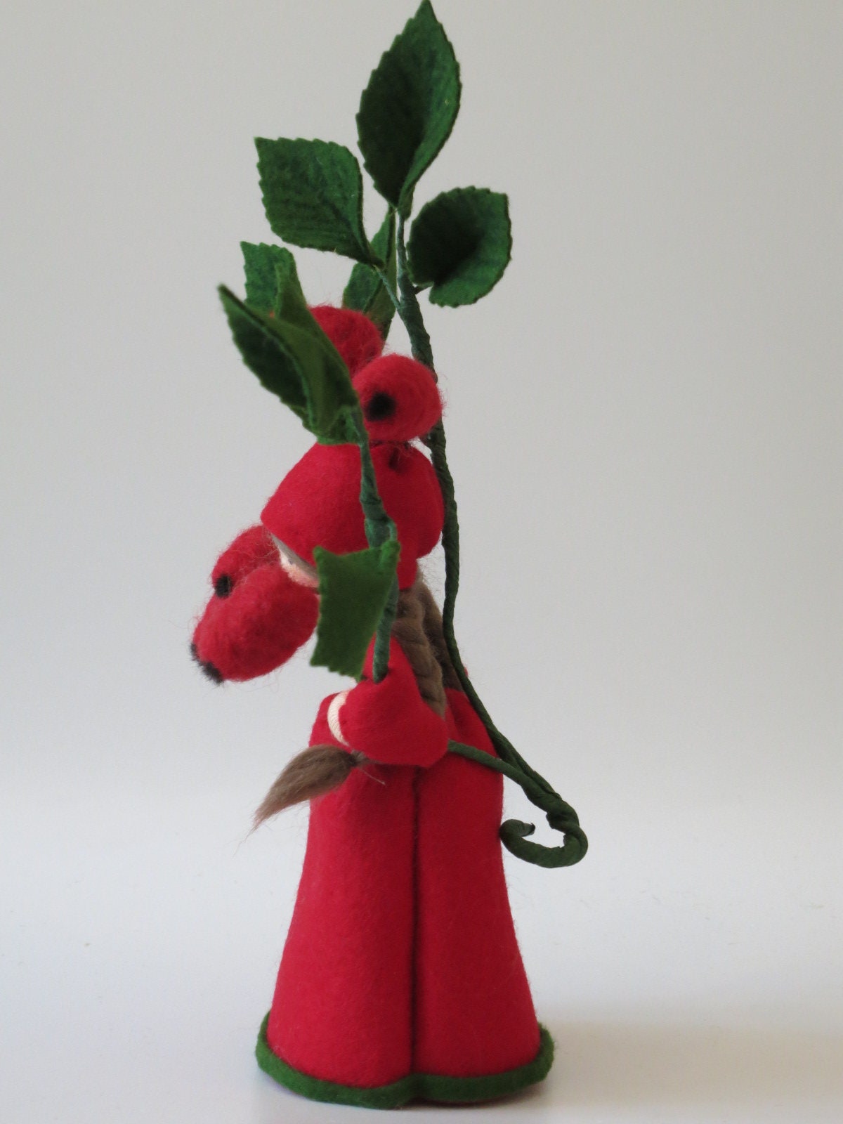 Hagebutte Blumenkind aus Wollfilz, Seitenansicht mit Hagebuttenzweigen, Waldorf-Jahreszeitentisch, Art. HE22