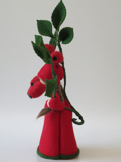 Hagebutte Blumenkind aus Wollfilz, Seitenansicht mit Hagebuttenzweigen, Waldorf-Jahreszeitentisch, Art. HE22