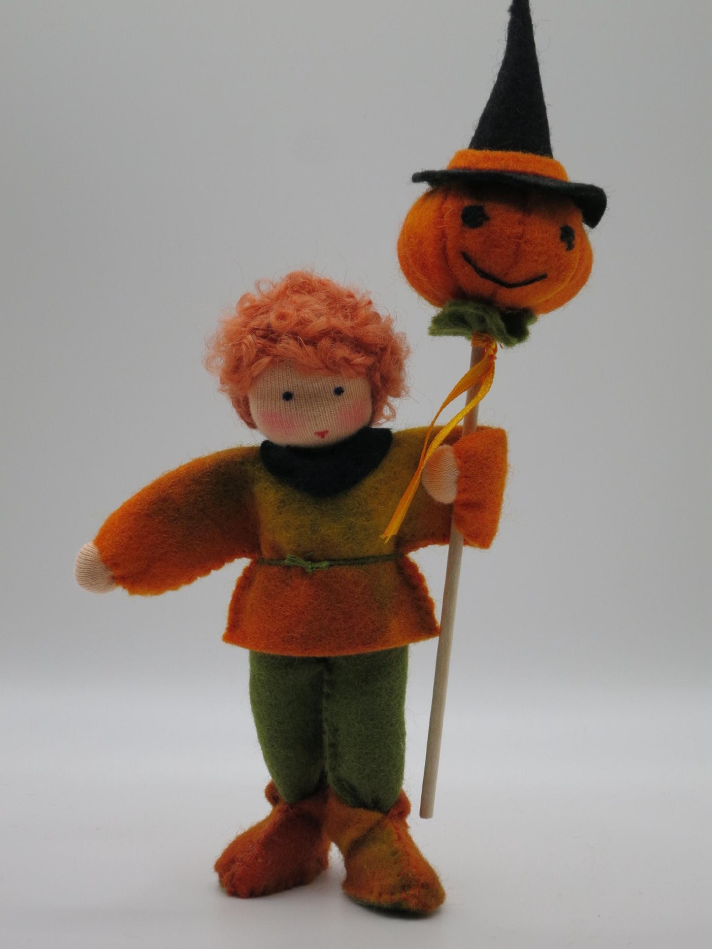 Halloween-Junge Blumenkind aus Wollfilz mit Kuerbiskopf am Stab und schwarzem Hexenhut, Waldorf-Jahreszeitentisch, Art. HE34