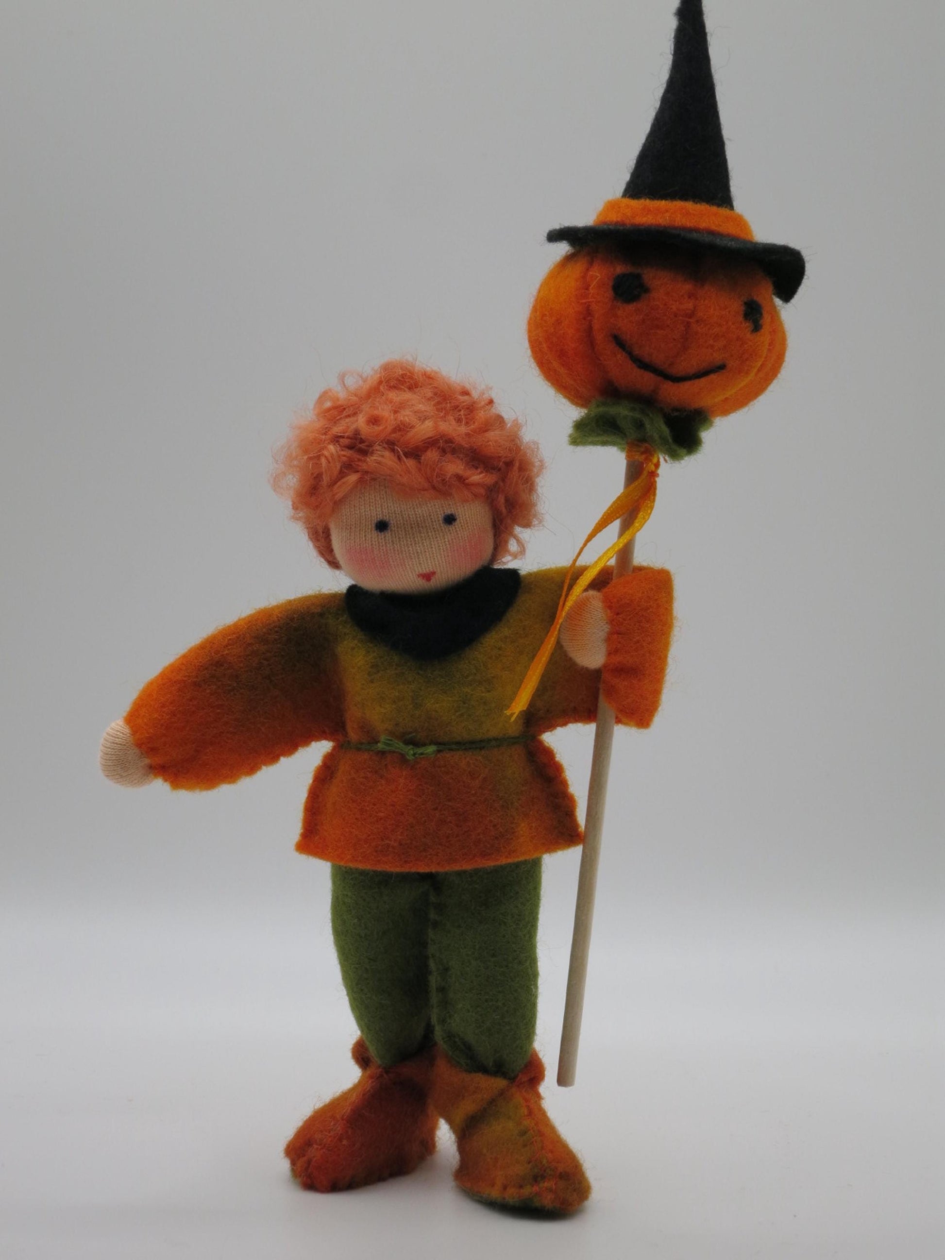 Halloween-Junge Blumenkind aus Wollfilz mit Kuerbiskopf am Stab und schwarzem Hexenhut, Waldorf-Jahreszeitentisch, Art. HE34