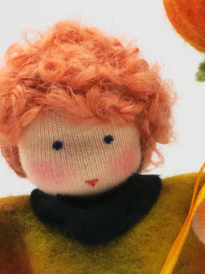 Halloween-Junge Blumenkind aus Wollfilz, Nahaufnahme Gesicht mit orangefarbenen Locken, Waldorf-Jahreszeitentisch, Art. HE34