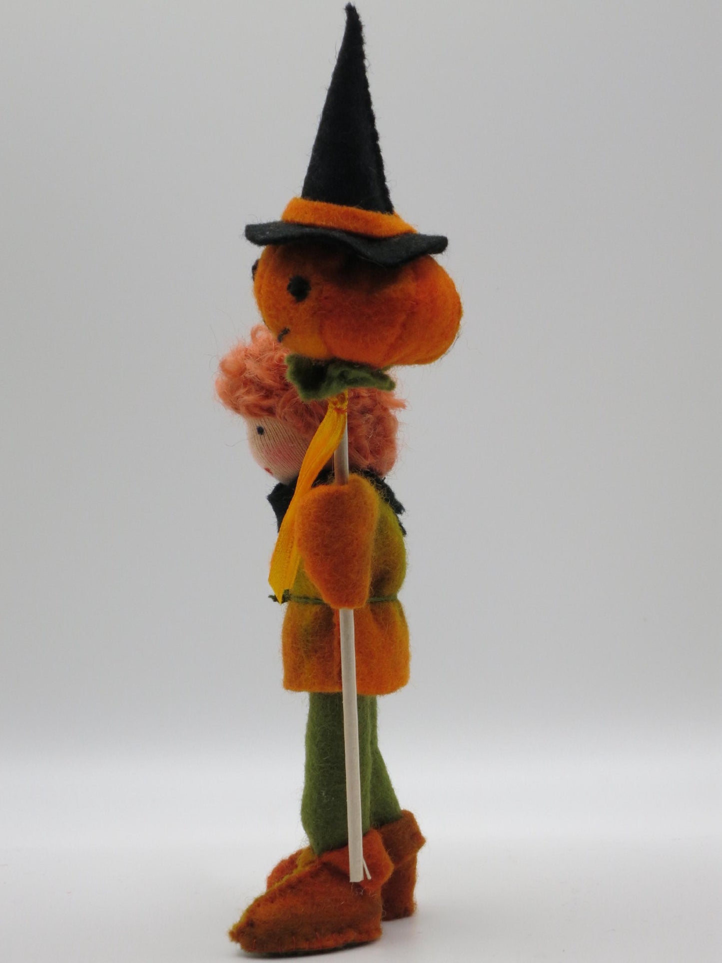 Halloween-Junge Blumenkind aus Wollfilz, Seitenansicht mit Kuerbiskopf-Zepter und Hexenhut, Waldorf-Jahreszeitentisch, Art. HE34