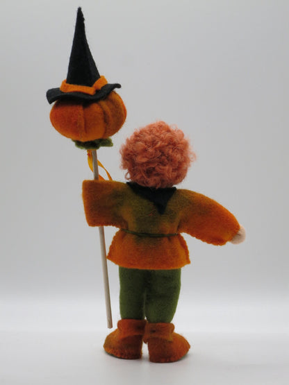 Halloween-Junge Blumenkind aus Wollfilz, Rueckansicht mit Kuerbiskopf und Hexenhut, Waldorf-Jahreszeitentisch, Art. HE34
