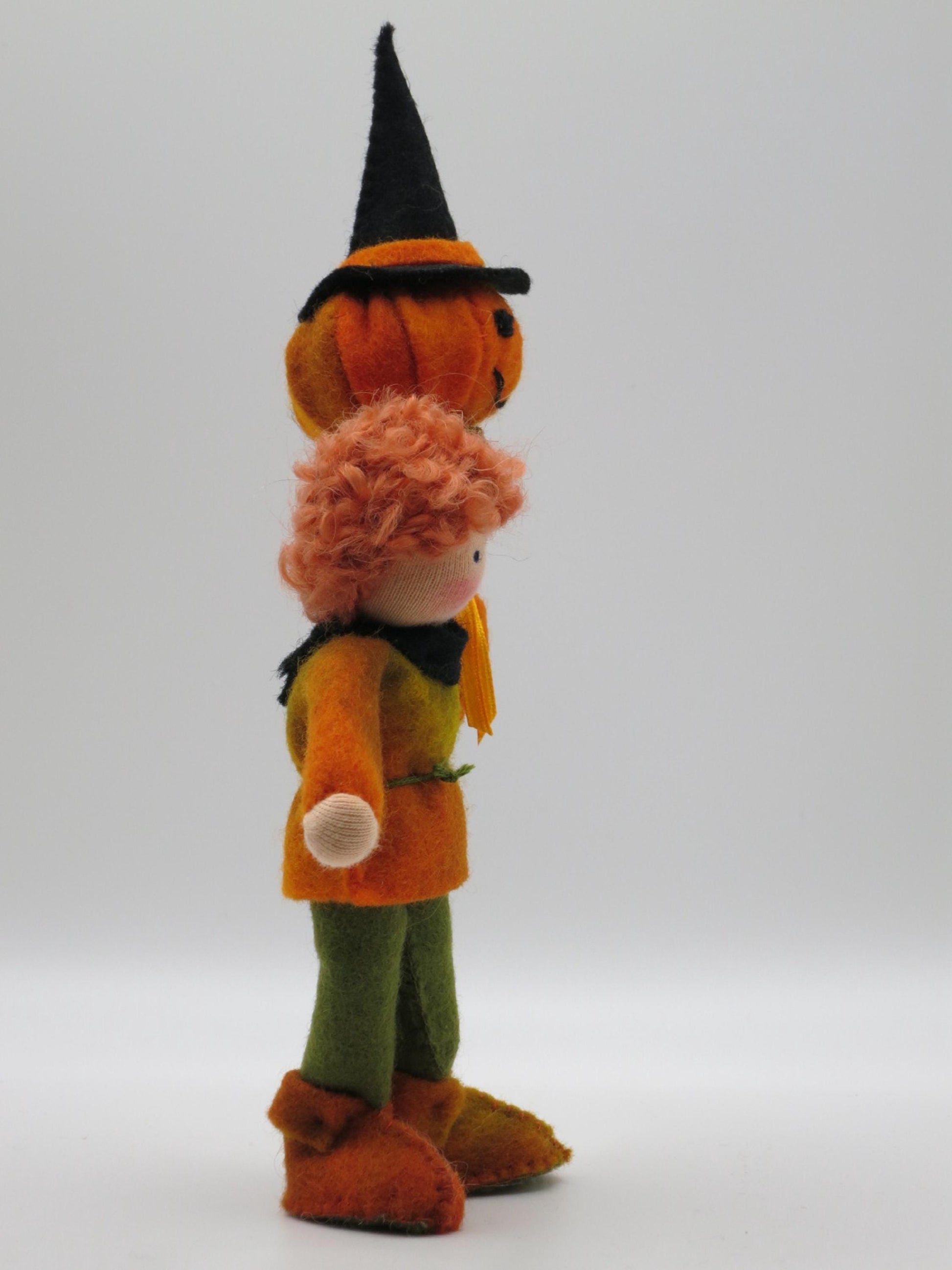 Halloween-Junge Blumenkind aus Wollfilz, Seitenansicht mit Kuerbiskopf am Holzstab, Waldorf-Jahreszeitentisch, Art. HE34