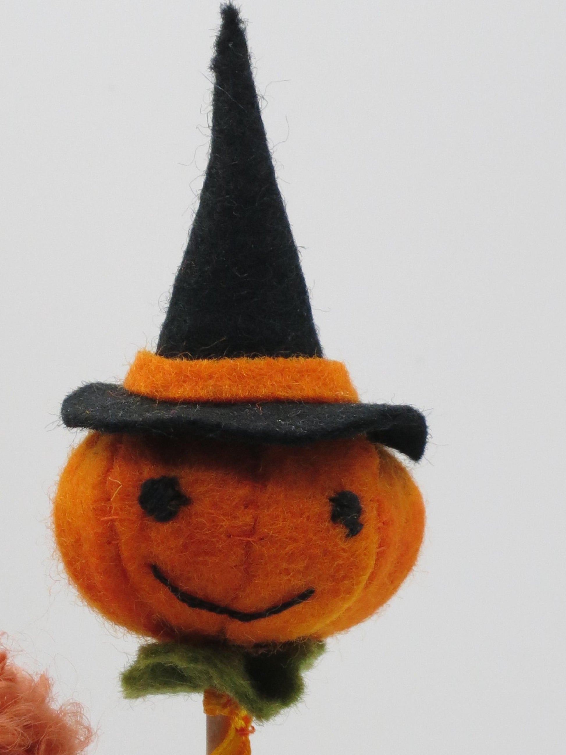 Halloween-Junge Blumenkind aus Wollfilz mit Kuerbiskopf-Zepter, Waldorf-Jahreszeitentisch, Art. HE34