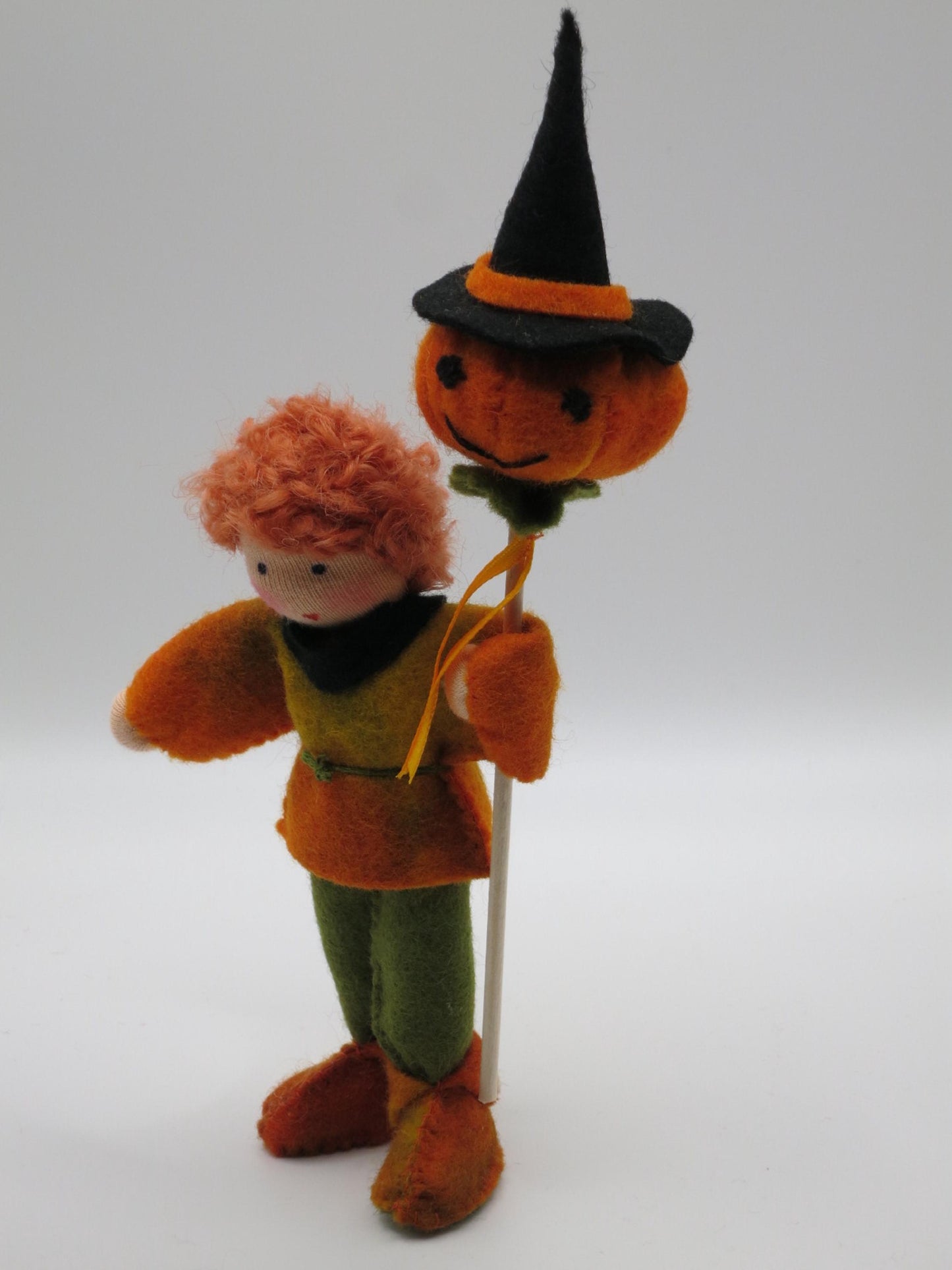 Halloween-Junge Blumenkind aus Wollfilz mit orangefarbenen Locken und Kuerbiskopf-Zepter, Waldorf-Jahreszeitentisch, Art. HE34