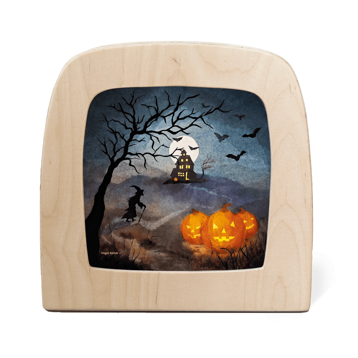 Toverlux Motiv Halloween MO188: Hexe mit Stock unter kahlem Baum, Spukhaus vor dem Vollmond, Fledermäuse und drei leuchtende Kürbisgesichter im Nebel, Illustration von Vogel Geluk, Halloween Deko für die Toverlux Lampe