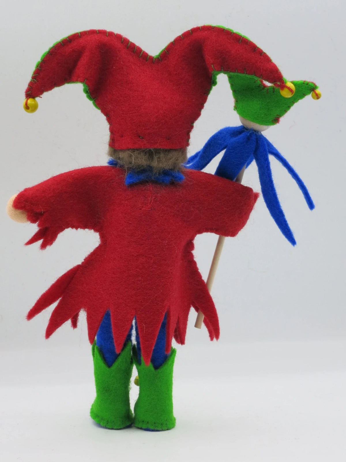 Harlekin-Blumenkind frontal mit gelben Knöpfen, blauem Kragen und Narrenzepter